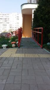 Устройство пандуса для инвалидов, расположенного при входе в подъезд № 4 жилого дома № 26 корпус 4 по ул. Якубовского в г. Минске